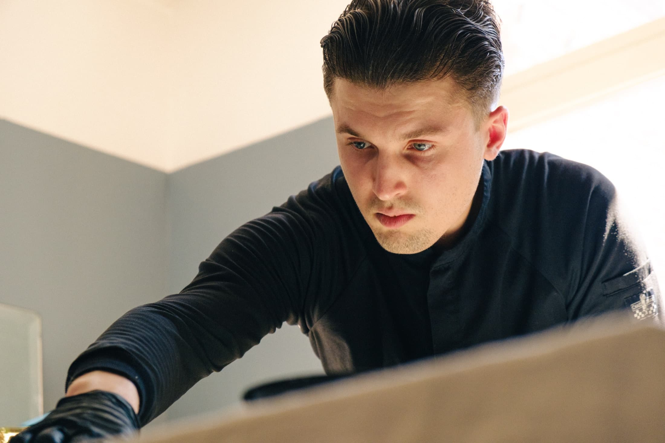 Chef aan het werk tijdens de voorbereiding