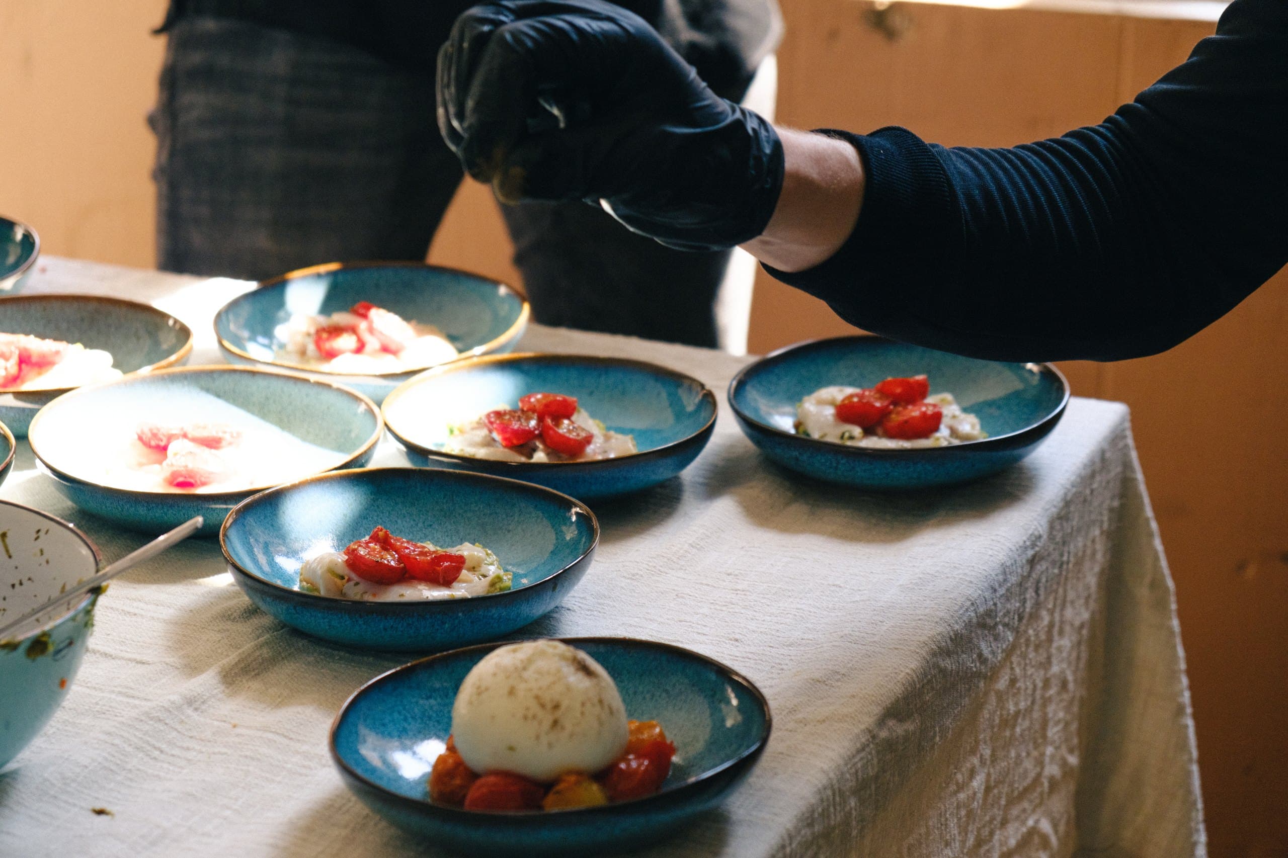 Voorgerechten opgemaakt op blauwe borden, klaar om uit te serveren