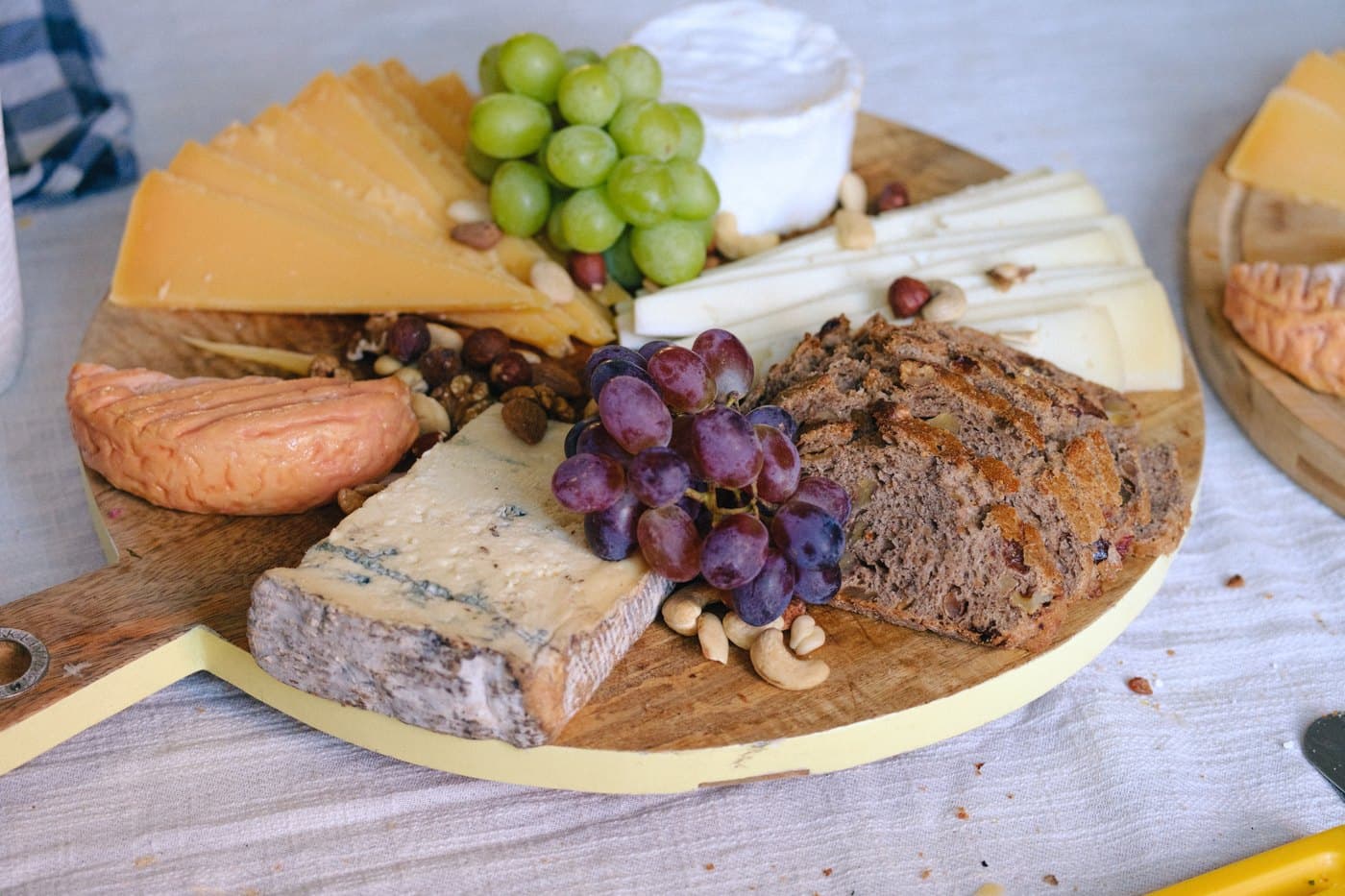 Kaasplank met oude kaas, blauwaderkaas, druiven en notenbrood