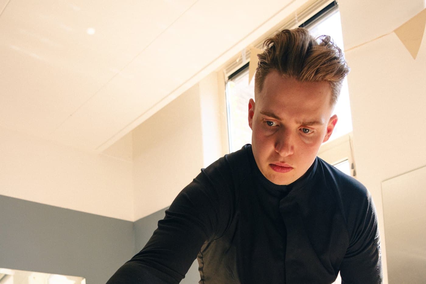 Jidde schikt vers brood op de broodtafel