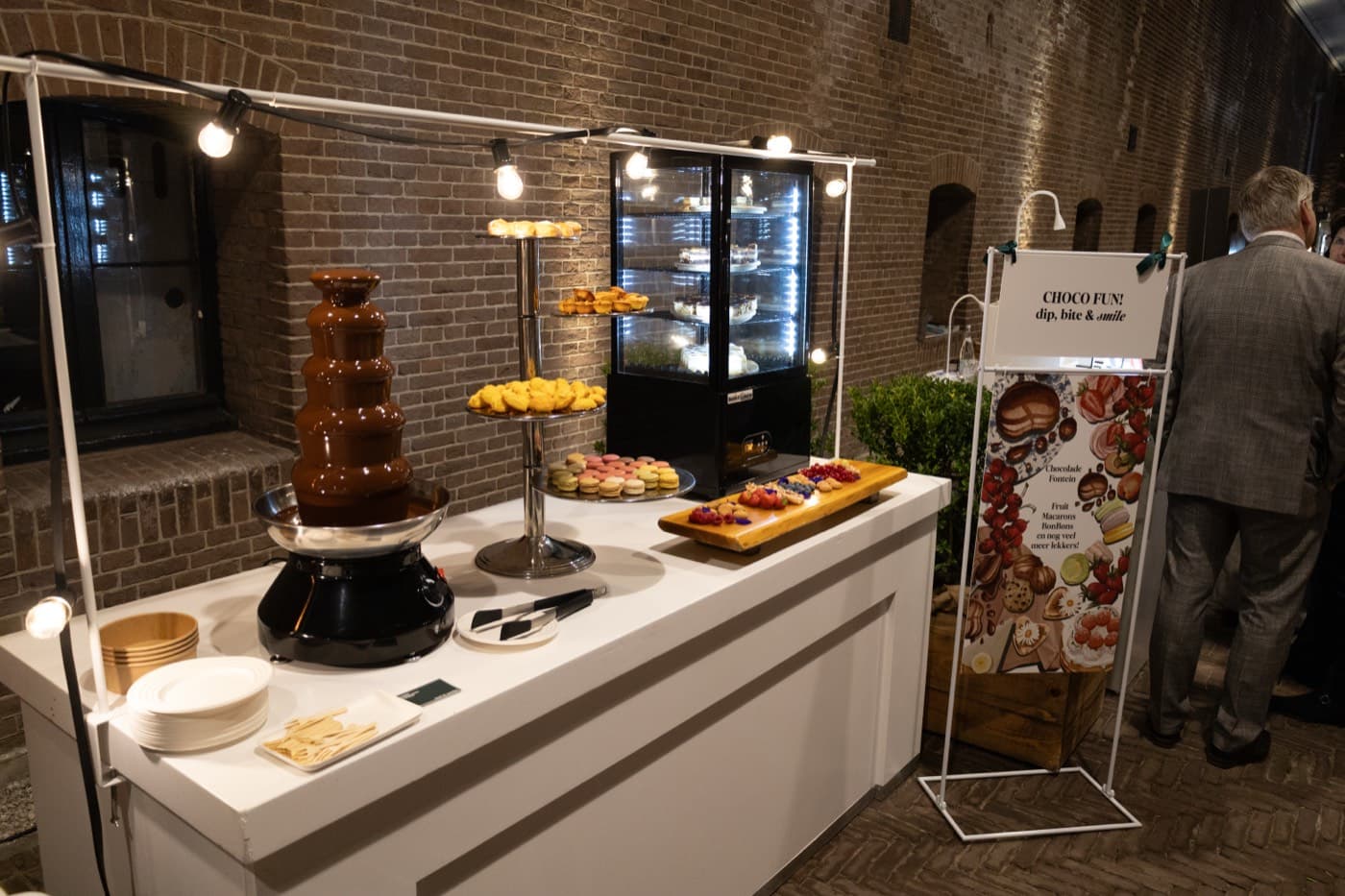 Dessertbar met chocoladefontein, macarons en patisserie