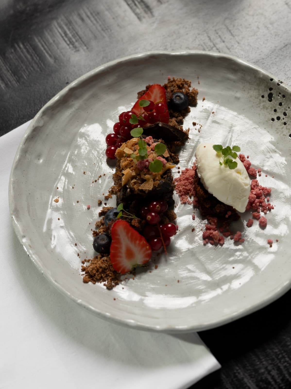 Chocoladedessert met rood fruit en crème fraîche