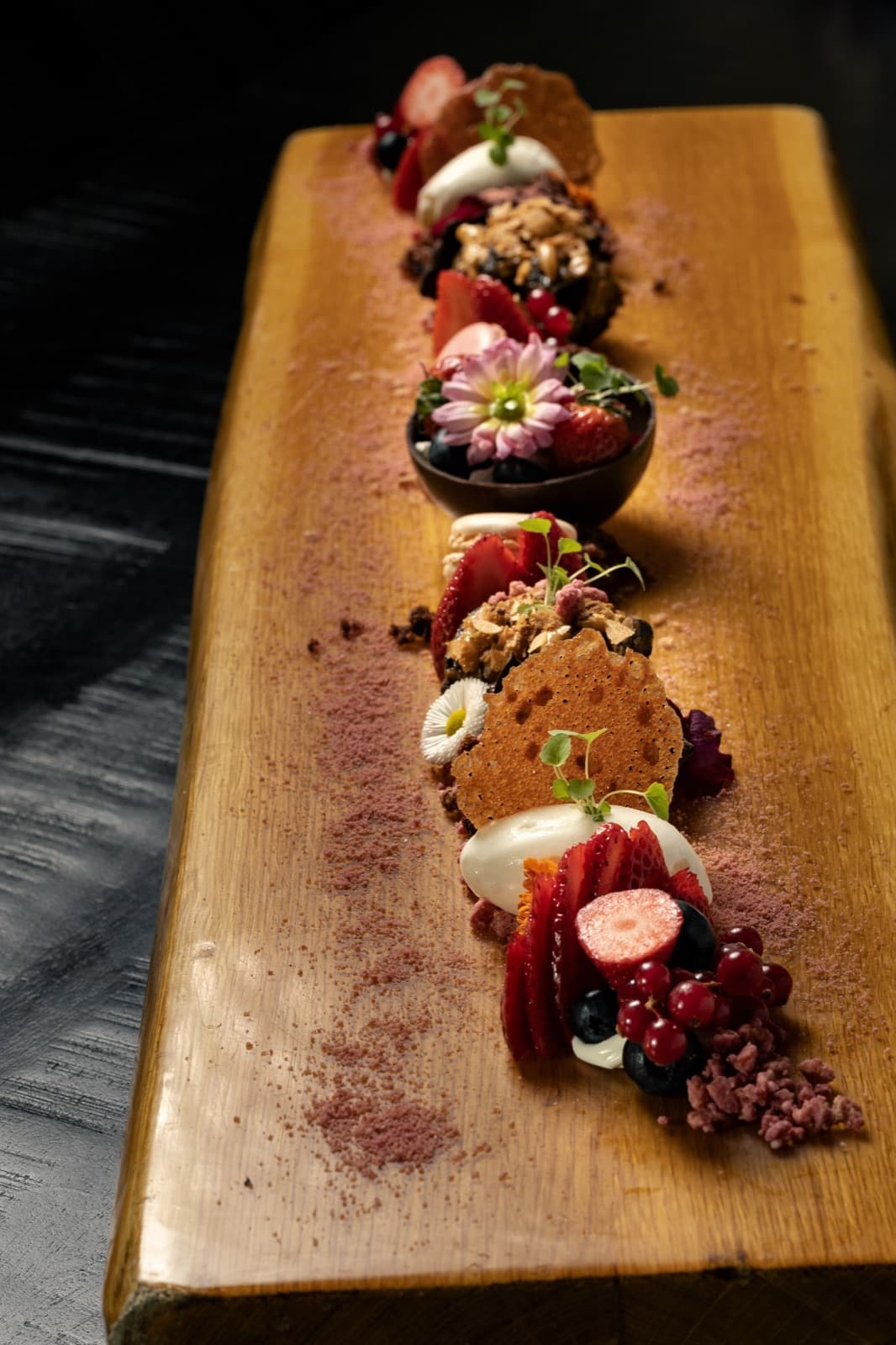 Dessertplank met petitfours, sorbet en vers fruit