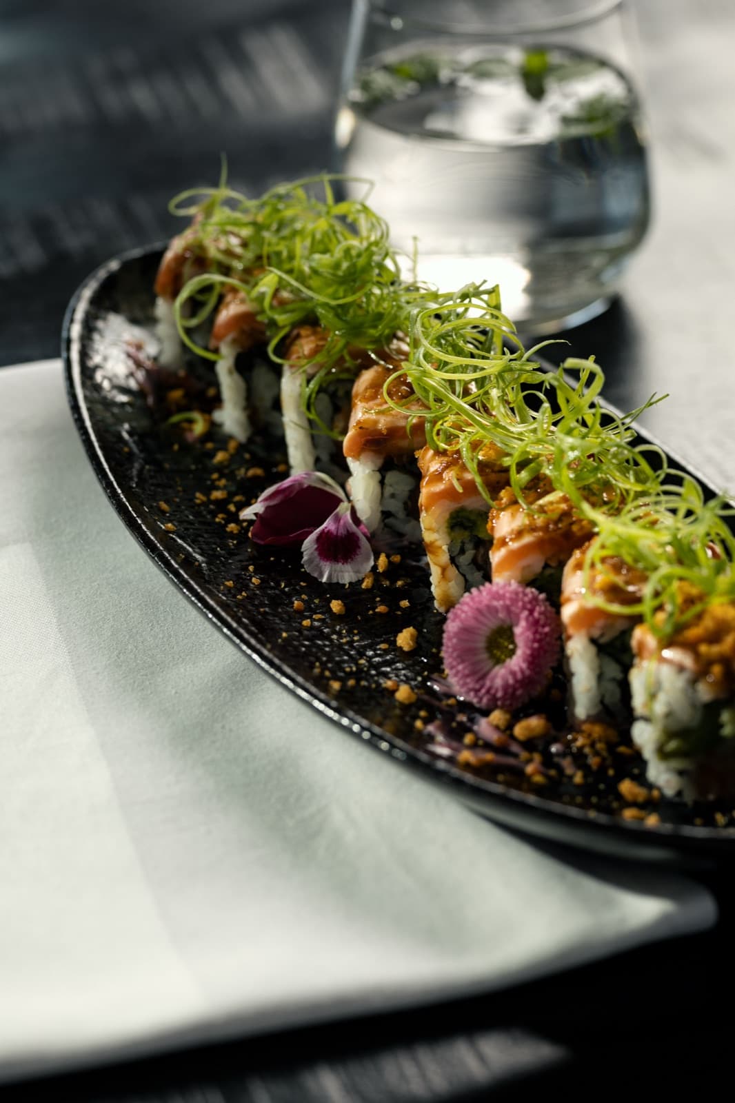 Salmon roll met gebrande zalm en bosui