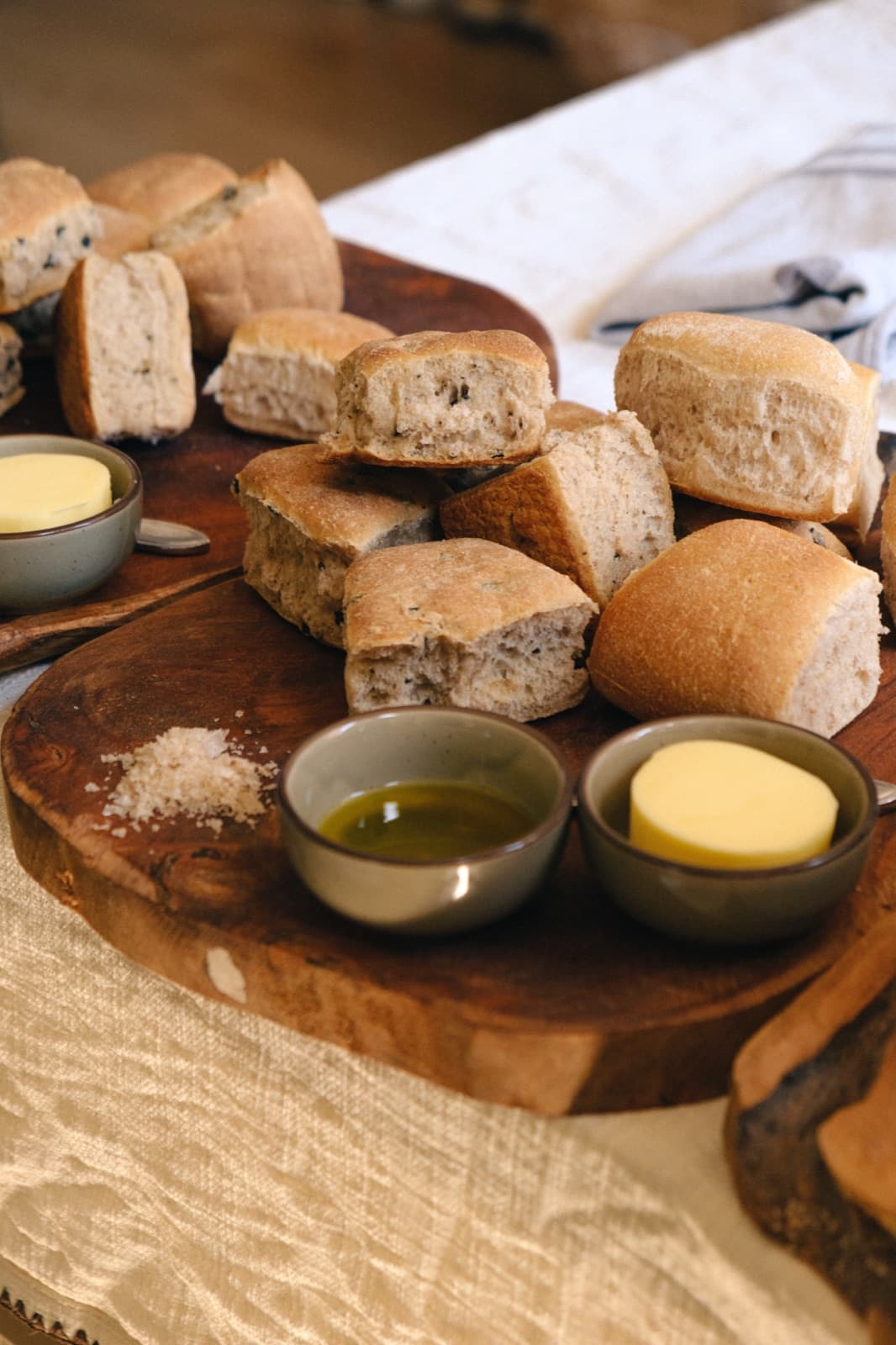 Vers brood met boter, olijfolie en zeezout