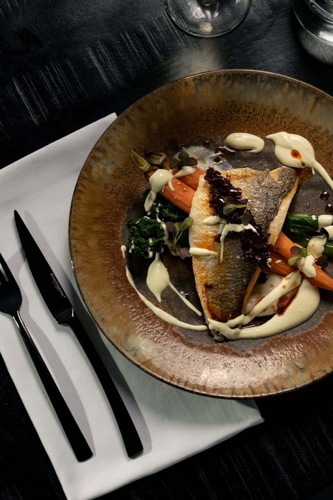 Gebakken zeebaarsfilet met jonge wortel