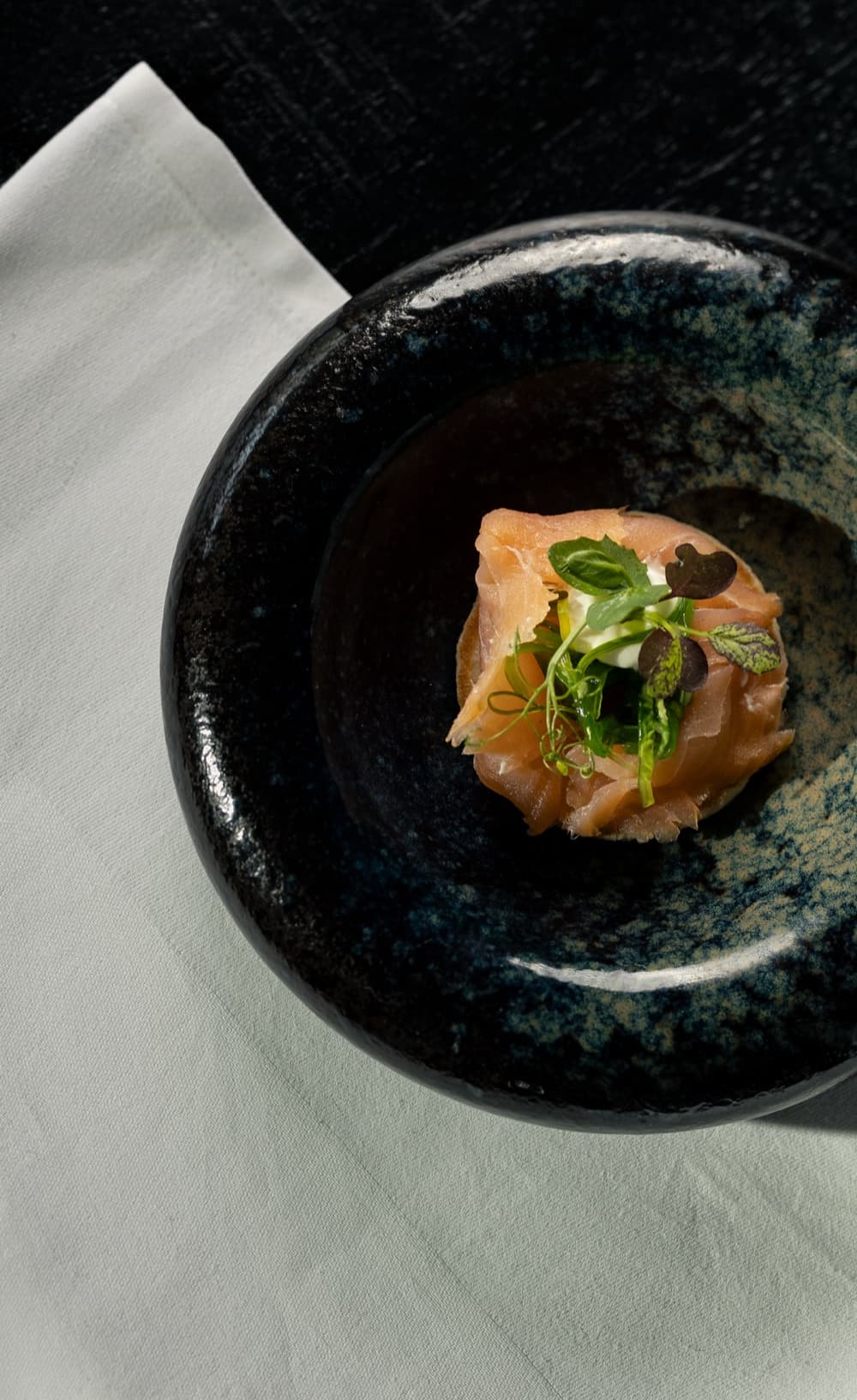 Blini met gerookte zalm en wasabimayonaise