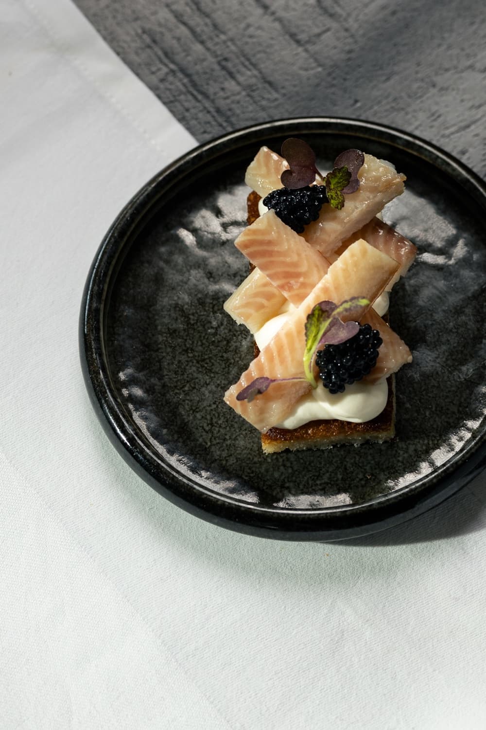 Brioche met paling, crème fraîche en kaviaar