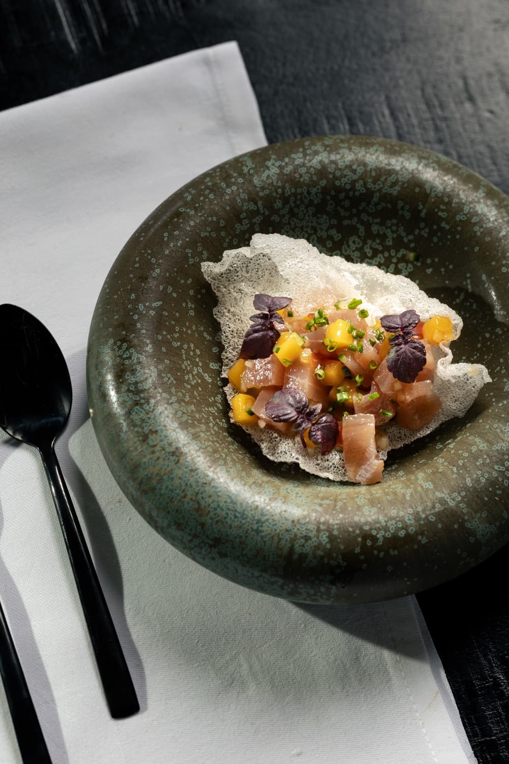 Tonijntartaar met mango in een keramische kom