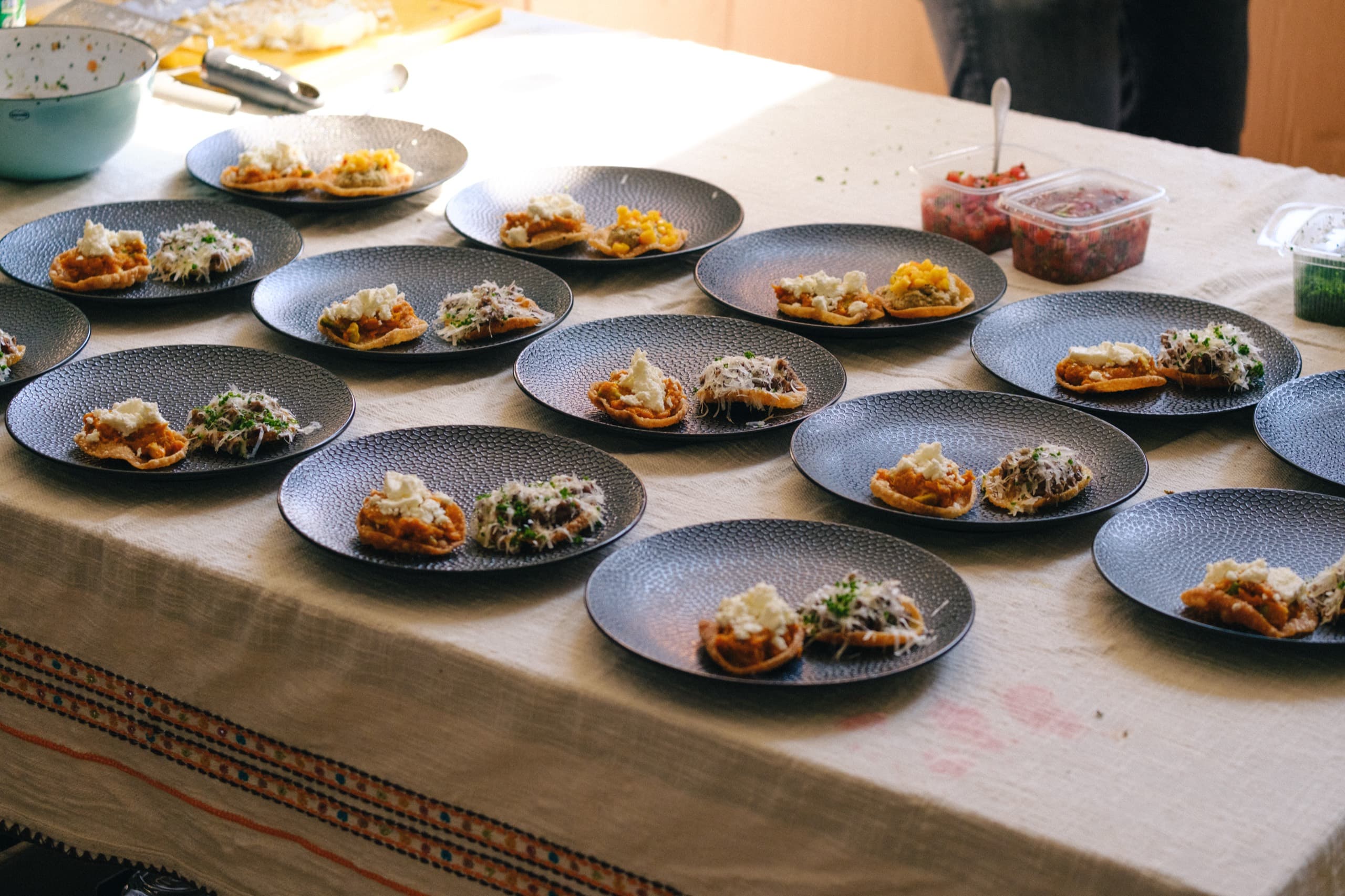 Rijen borden met hapjes, klaar om uit te serveren
