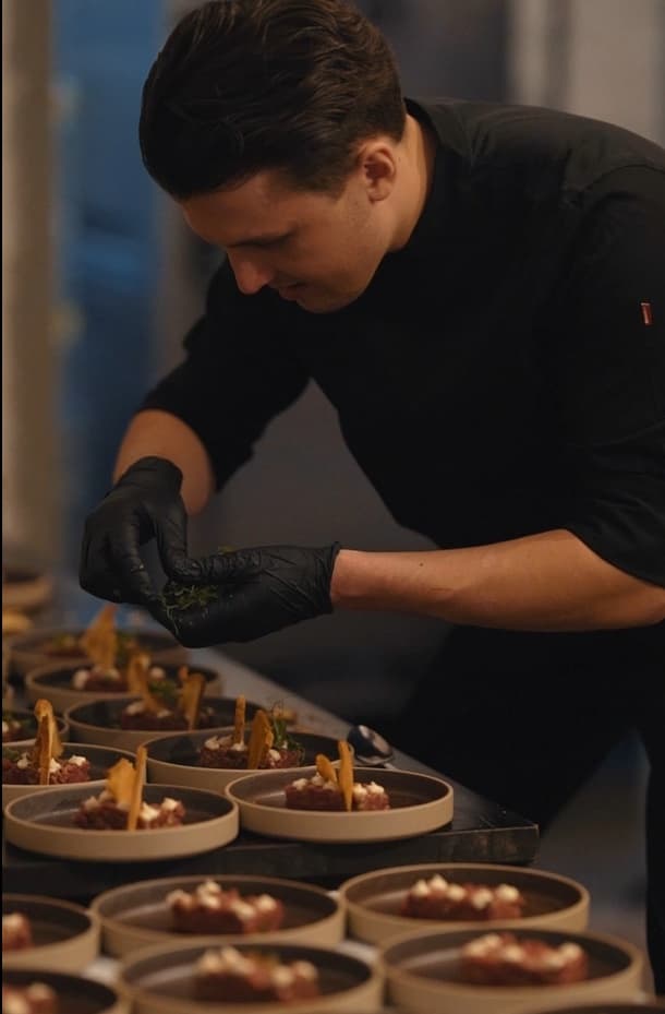 Chef werkt een gerecht af in de keuken