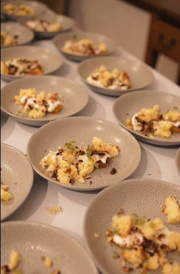 Dessert met crumble en room in grijze kommen, klaar voor de laatste ronde