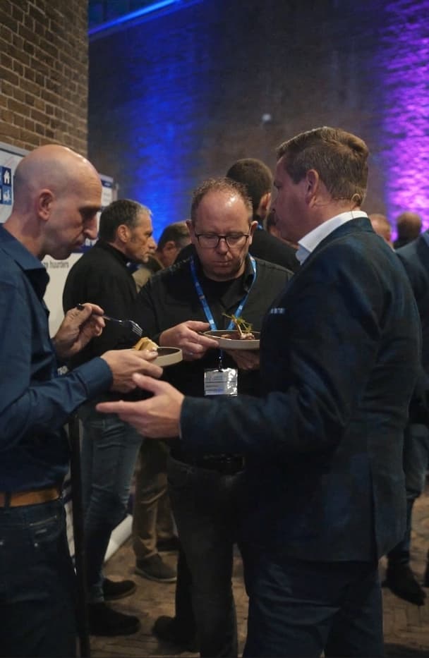 Gasten proeven een gang tijdens een evenement op locatie