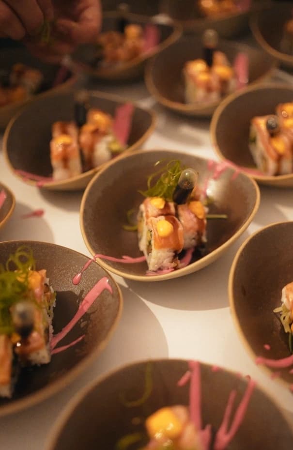 Torched salmon rolls in handgemaakte kommen