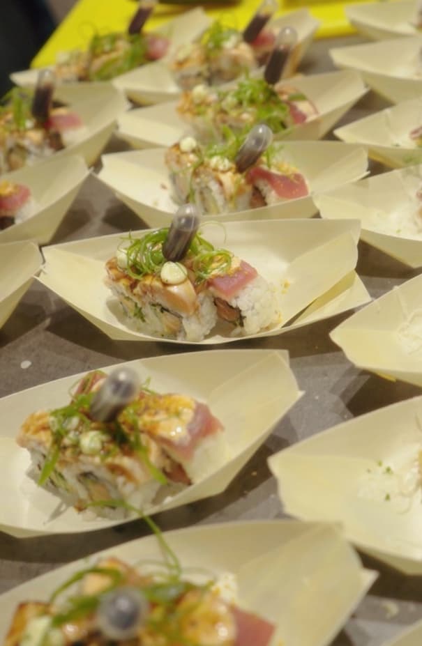 Sushi in houten bootjes, klaar om uit te serveren